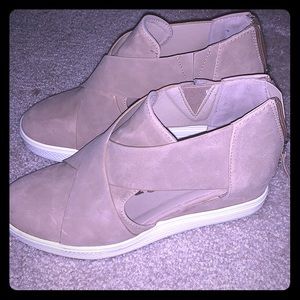 Ccocci slip on zipper back. Cut out sides. 7.5